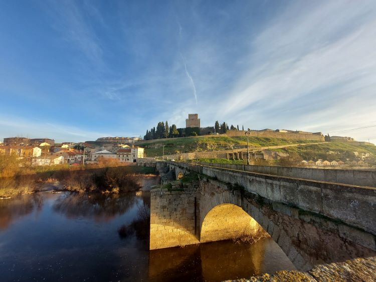 Castillo con el puente mayor