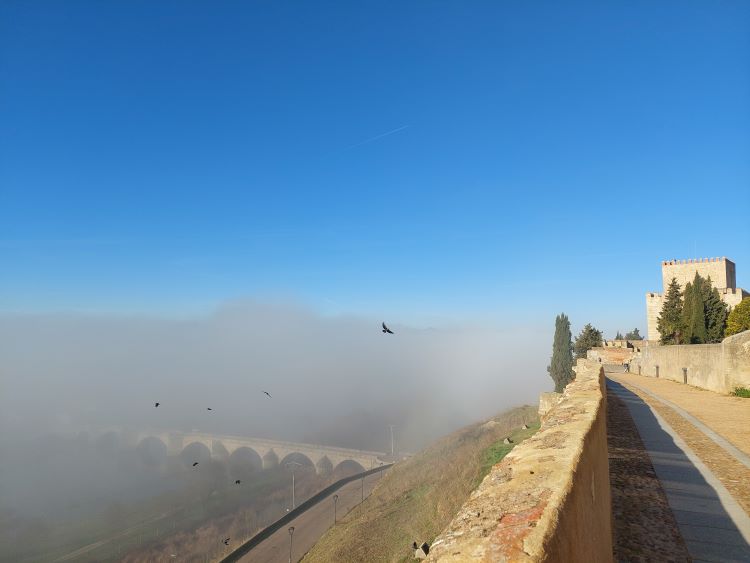 Mirador paseo de ronda niebla