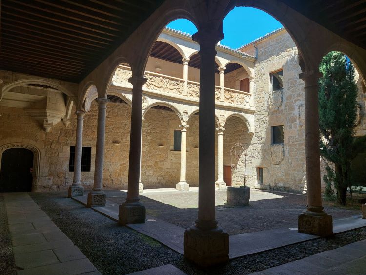 Palacio de los Águila, patio plateresco