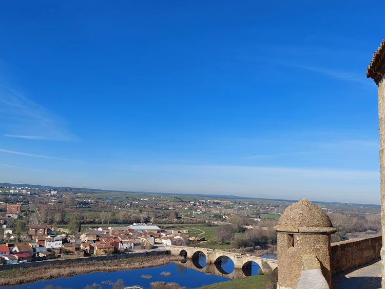 Paseo de ronda muralla, garita y puente