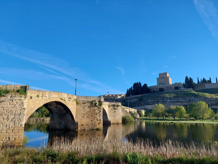 Puente y castillo
