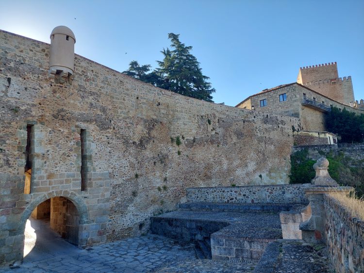 Puerta de la Colada, castillo