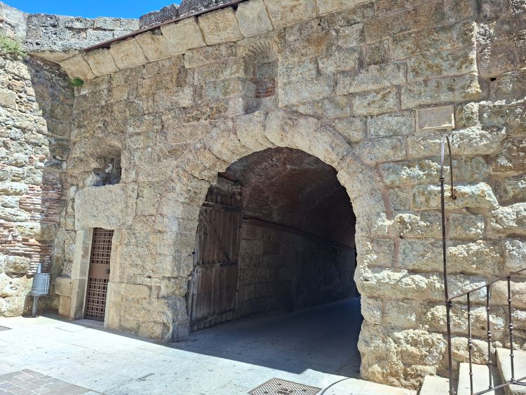 Puerta del Conde interior